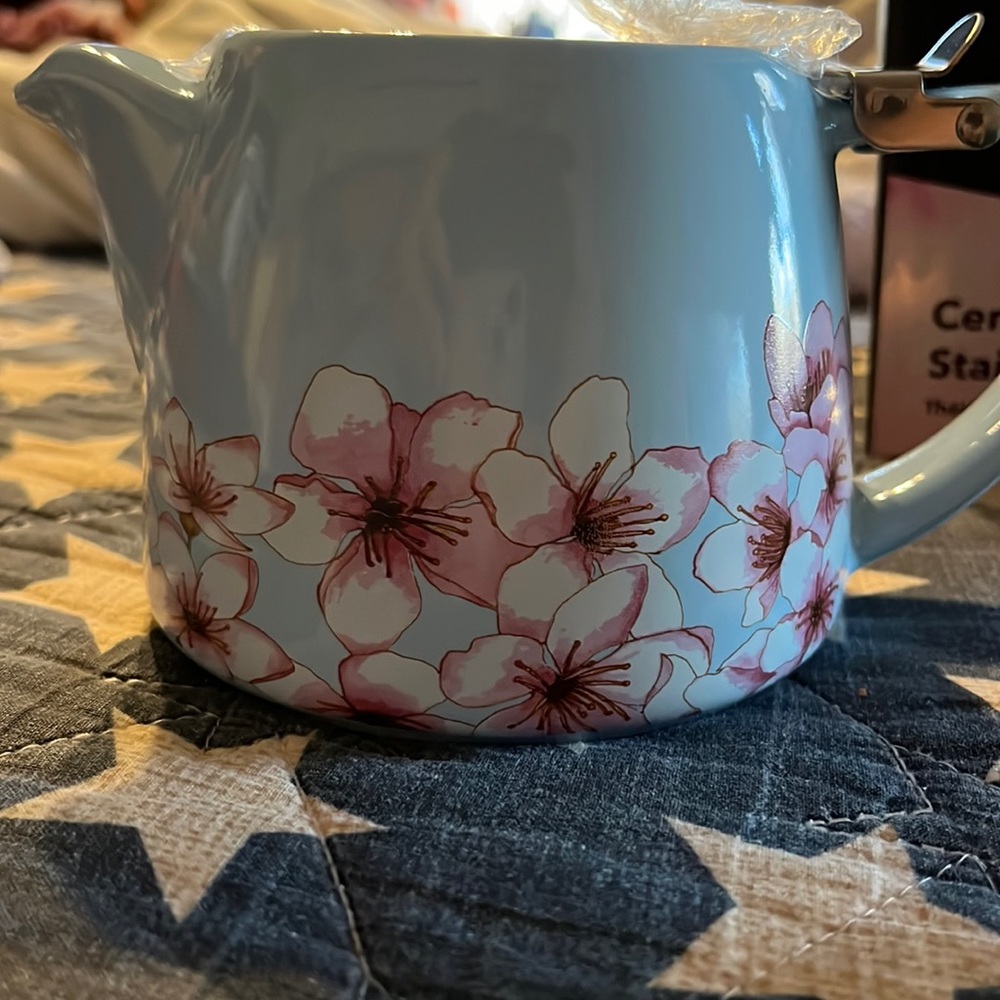 New never used tea kettle and tea sampler